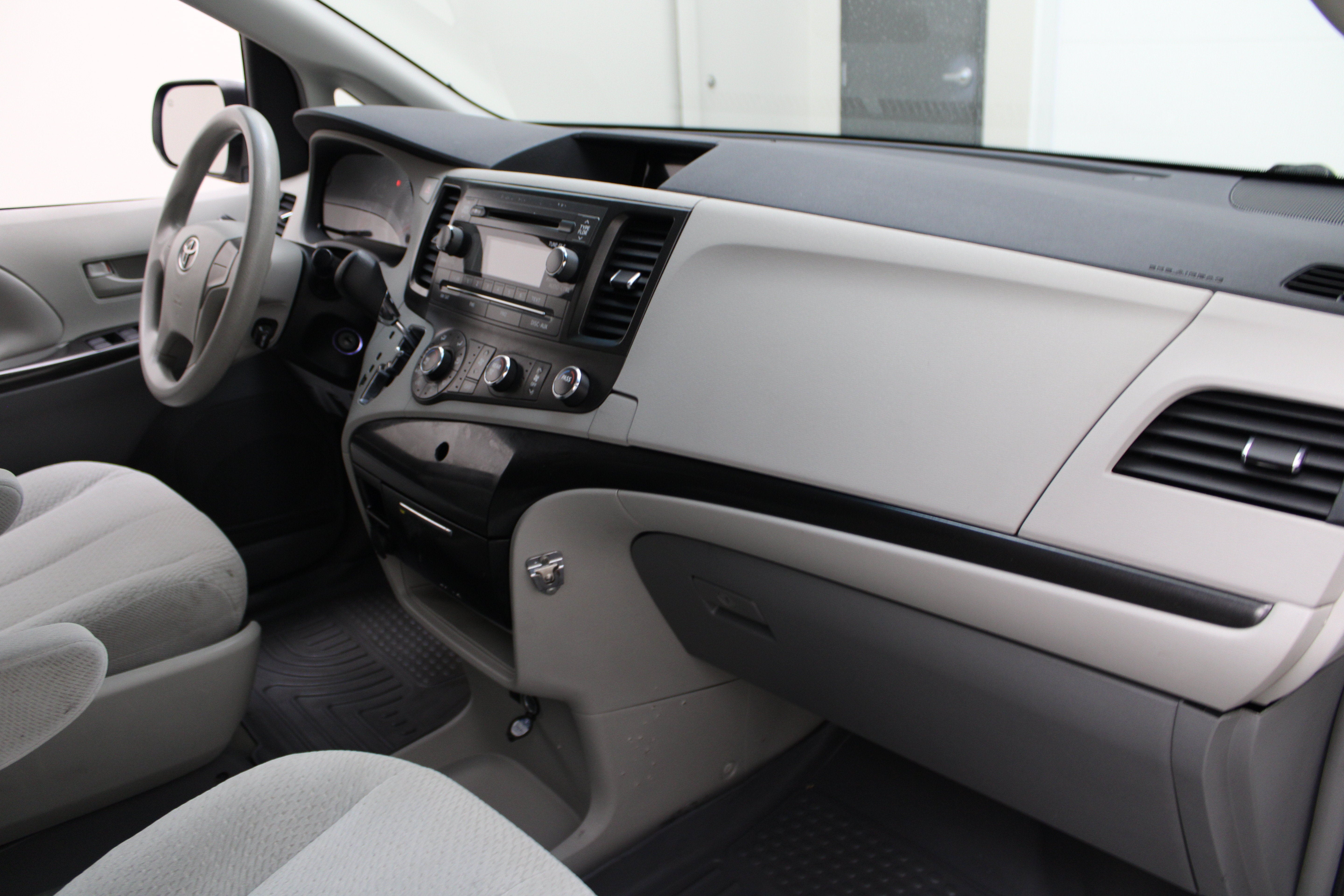 2011 Toyota Sienna 5dr 7-Pass Van I4 FWD (Natl)