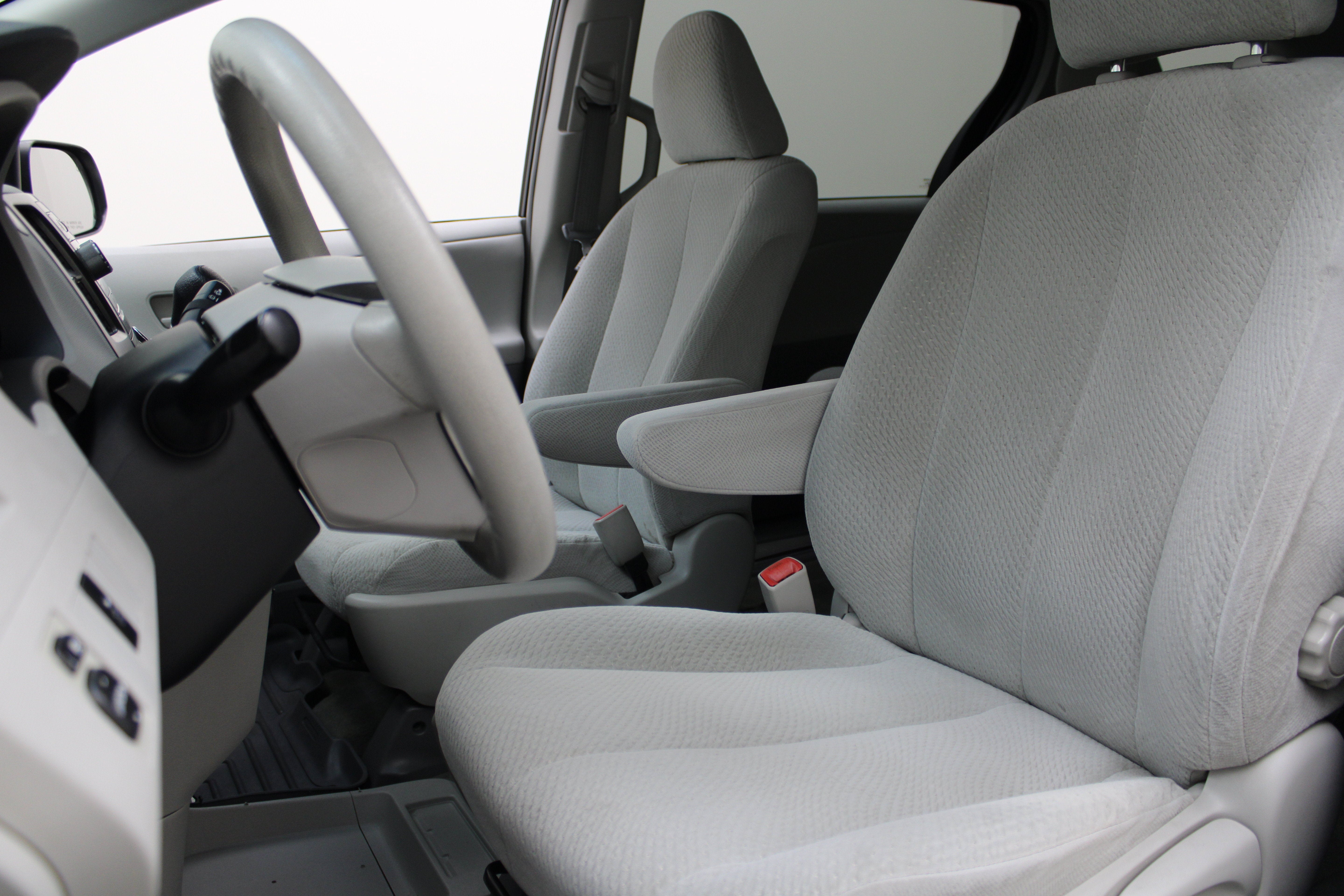 2011 Toyota Sienna 5dr 7-Pass Van I4 FWD (Natl)